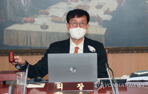 의사봉을 두드리는 이창용 한국은행 총재