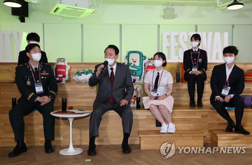 President Yoon Suk-yeol (2nd from L) speaks during a meeting on ways to cultivate cyber manpower at a center for startups in Seongnam, south of Seoul, on July 13, 2022. (Yonhap)