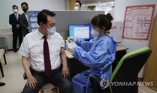 新型コロナワクチンの４回目の接種を受けた尹大統領＝１３日、ソウル（聯合ニュース）