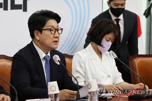 最高委員会で発言する権性東氏（国会写真記者団）＝１４日、ソウル（聯合ニュース）