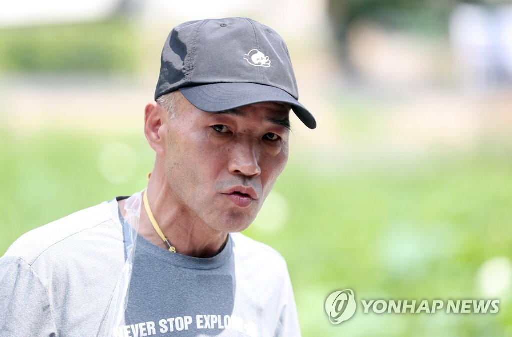 서해상에서 북한군에 피살된 해양수산부 공무원 고 이대준 씨의 친형 이래진 씨
