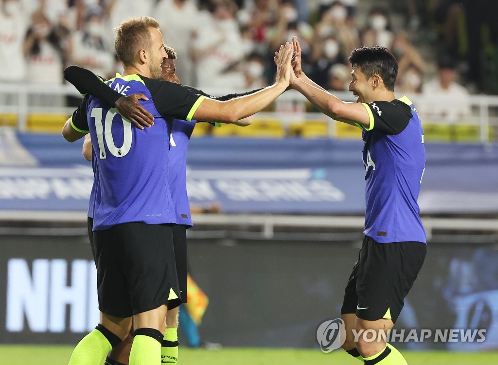Son Heung-min (R) and Harry Kane of Tottenham Hotspur celebrate after Kane's goal against Sevilla FC during the clubs' preseason match at Suwon World Cup Stadium in Suwon, Gyeonggi Province, on July 16, 2022. (Yonhap)