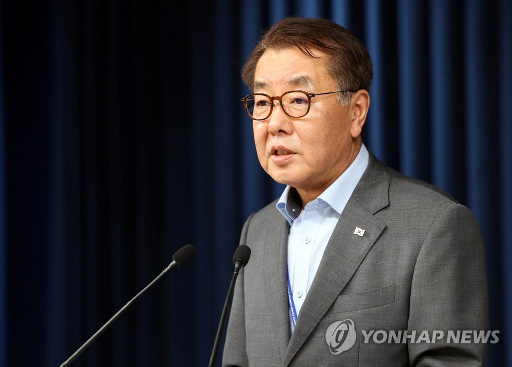 Choi Young-bum, conseiller à la communication de la présidence, s'adresse aux journalistes au bureau présidentiel à Séoul, le 17 juillet 2022.