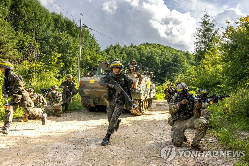 Des soldats sud-coréens et américains mènent des exercices militaires conjoints au Centre coréen d'entraînement au combat (KCTC) à Inje, à 165 kilomètres à l'est de Séoul, le lundi 18 juillet 2022. (Photo fournie par l'armée de terre. Revente et archivage interdits) 