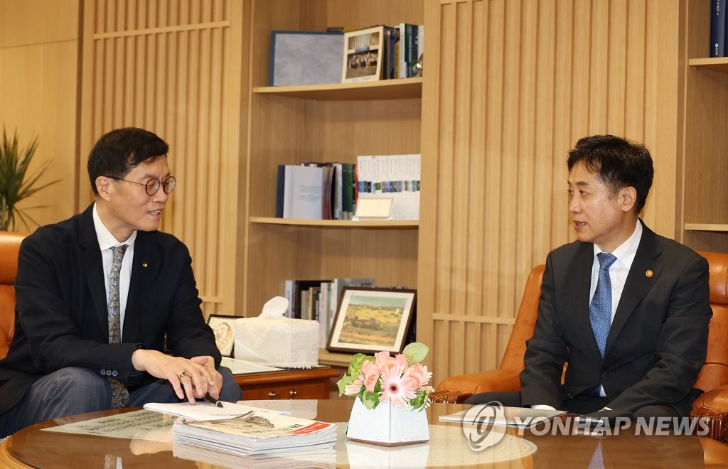 BOK Gov. Rhee Chang-yong (L) meets with FSC chief Kim Joo-hyeon at the central bank's headquarters in Seoul on July 18, 2022, in this photo provided by Kim's office. (PHOTO NOT FOR SALE) (Yonhap)