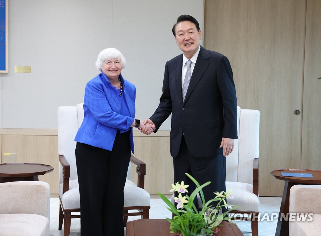 Le président Yoon Suk-yeol échange une poignée de main avec la secrétaire américaine au Trésor, Janet Yellen, lors de leur rencontre à son bureau à Séoul, le 19 juillet 2022. 