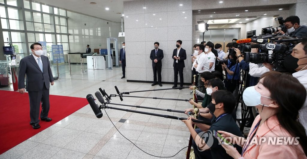 President Yoon Suk-yeol speaks at an informal media briefing on July 20, 2022. (Pool photo) (Yonhap) 