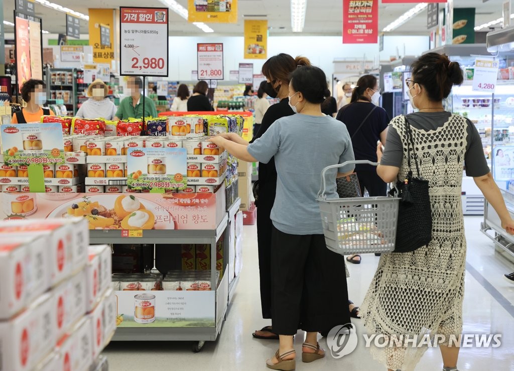 In this file photo, customers shop at a retail outlet in Seoul on July 20, 2022. The country's consumer prices rose 6 percent on-year in June, the highest in nearly 24 years, due mainly to soaring energy costs. (Yonhap)