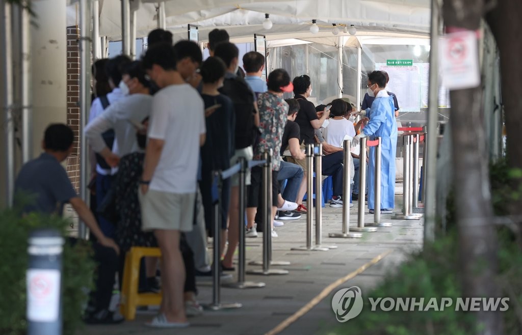 ソウル市内の新型コロナウイルス検査所で順番を待つ人々＝２５日、ソウル（聯合ニュース）