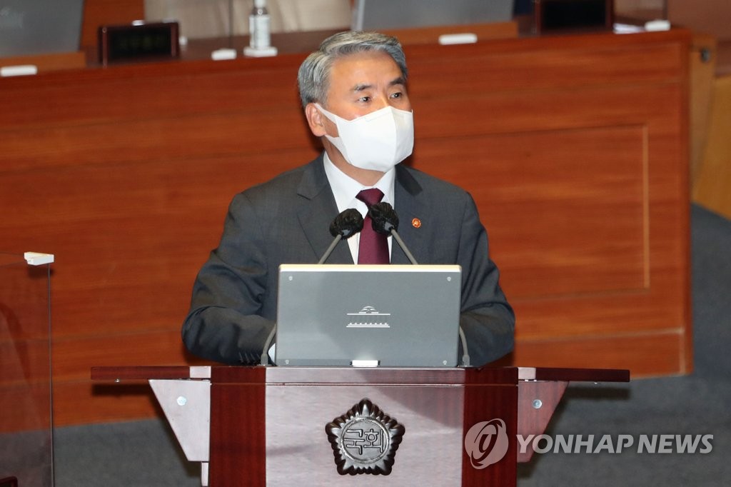 El ministro de Defensa surcoreano, Lee Jong-sup, responde a las preguntas de los legisladores durante una sesión de interpelación parlamentaria, el 25 de julio de 2022, en la Asamblea Nacional, en Seúl. (Foto del cuerpo de prensa. Prohibida su reventa y archivo)