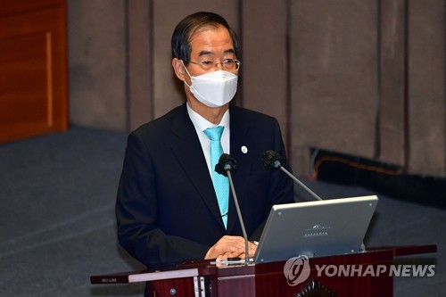 El primer ministro, Han Duck-soo, responde a preguntas, el 27 de julio de 2022, durante una sesión de interpelación parlamentaria, en la Asamblea Nacional, en Seúl. (Foto del cuerpo de prensa. Prohibida su reventa y archivo)