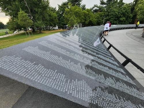 This file photo, taken July 27, 2022, shows the Wall of Remembrance, displaying the names of over 43,000 U.S. and South Korean soldiers killed during the 1950-53 Korean War, at the Korean War Veterans Memorial in Washington, D.C. (Yonhap)