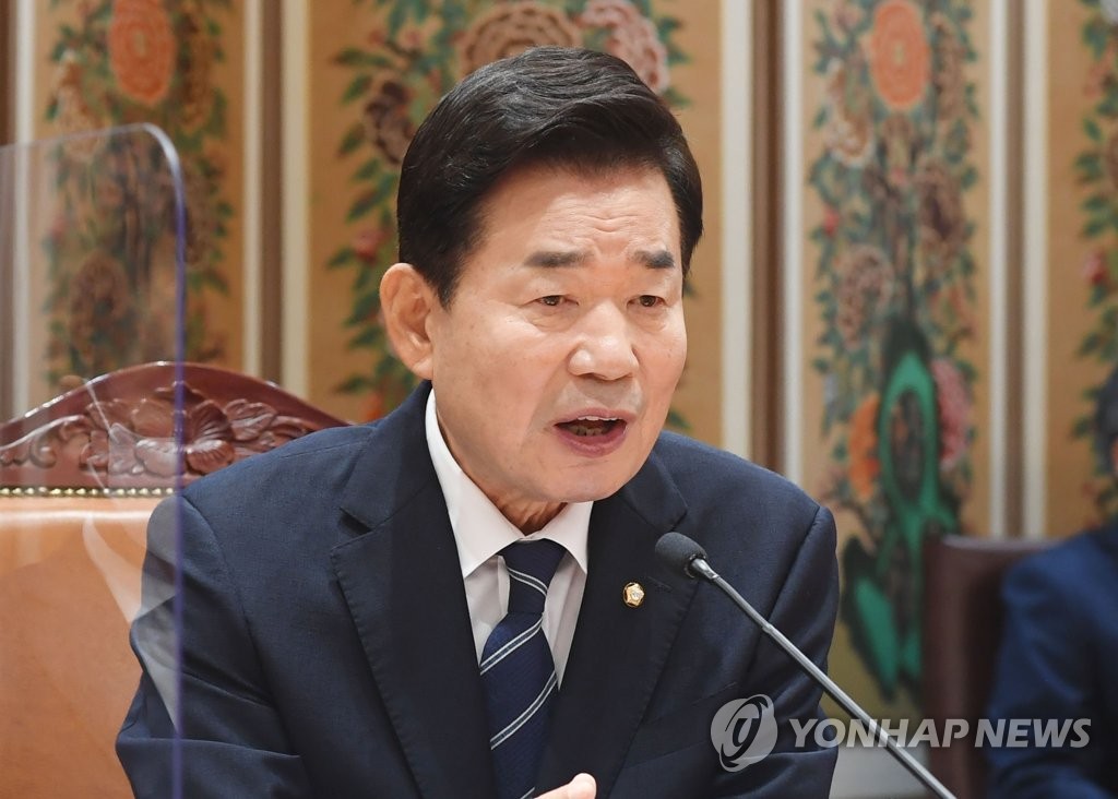 취재진 질문에 답하는 김진표 국회의장