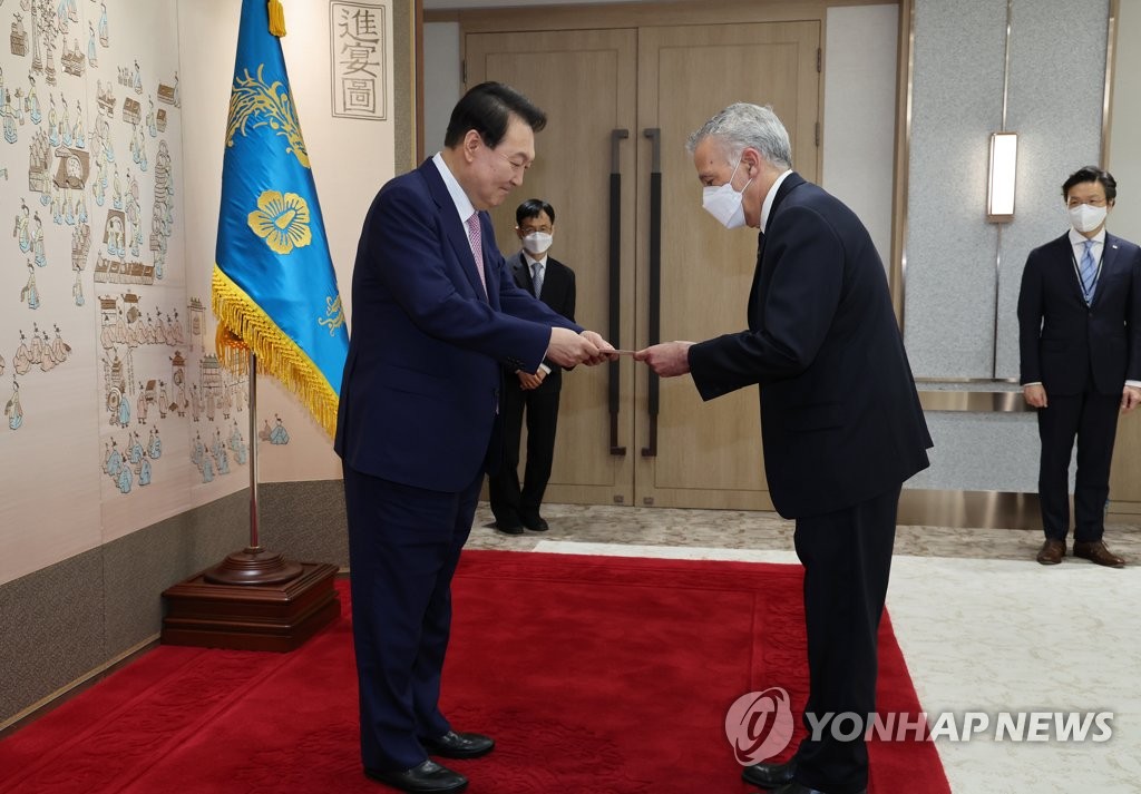 President Yoon Suk-yeol receives the credentials of new U.S. Ambassador to South Korea Philip Goldberg during a ceremony at the presidential office in central Seoul on July 29, 2022. (Yonhap)