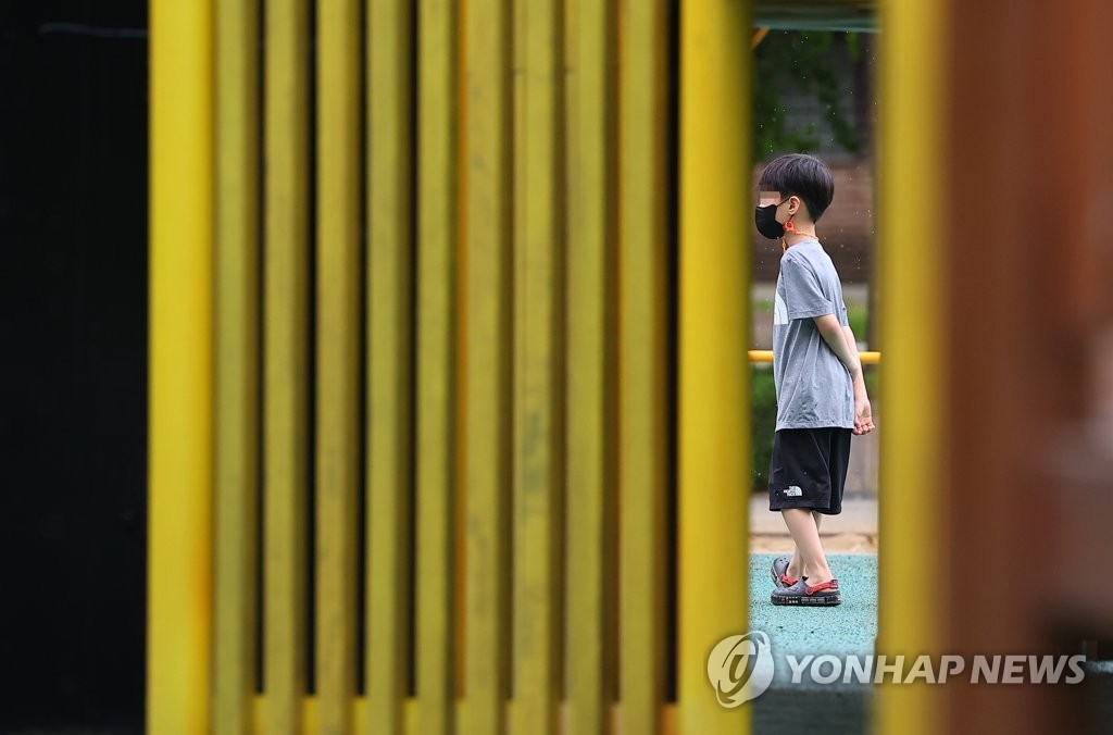 (서울=연합뉴스) 김도훈 기자 = 2025년부터 초등학교 입학 연령을 만 6세에서 만 5세로 낮추는 학제개편안을 두고 논란이 커지고 있다. 사진은 31일 오후 서울 광진구 어린이대공원 모습. 2022.7.31 superdoo82@yna.co.kr