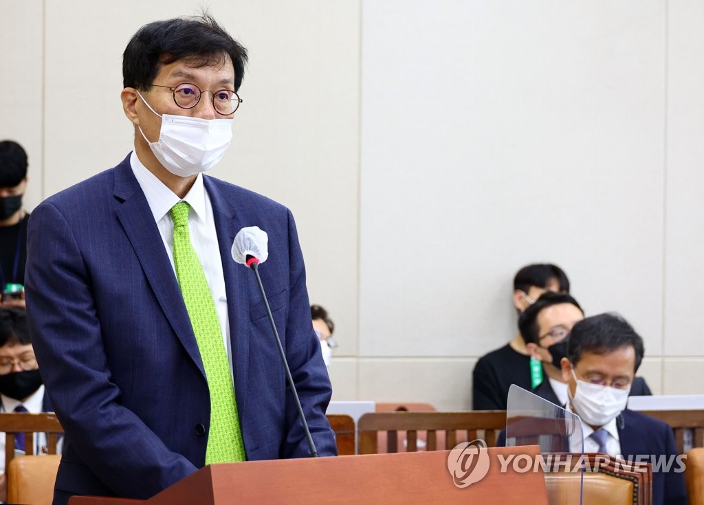 BOK Gov. Rhee Chang-yong speaks to lawmakers on Aug. 1, 2022. (Pool photo) (Yonhap) 