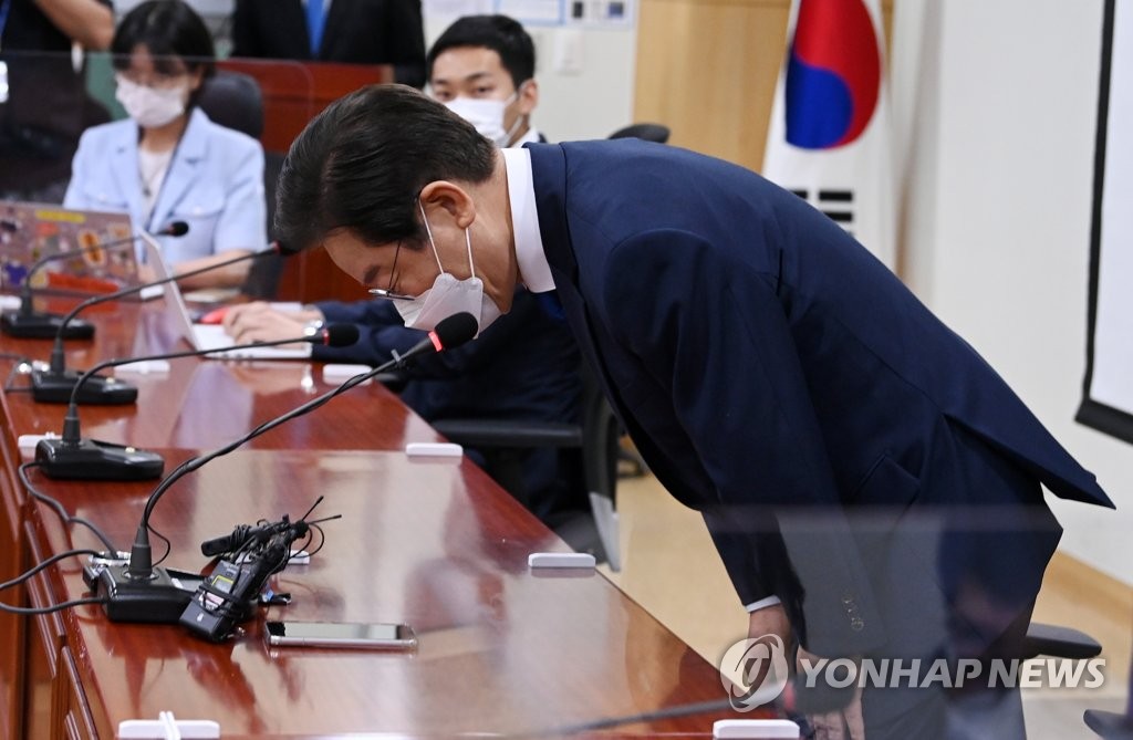 Party leader Lee Jae-myung greets at a press conference