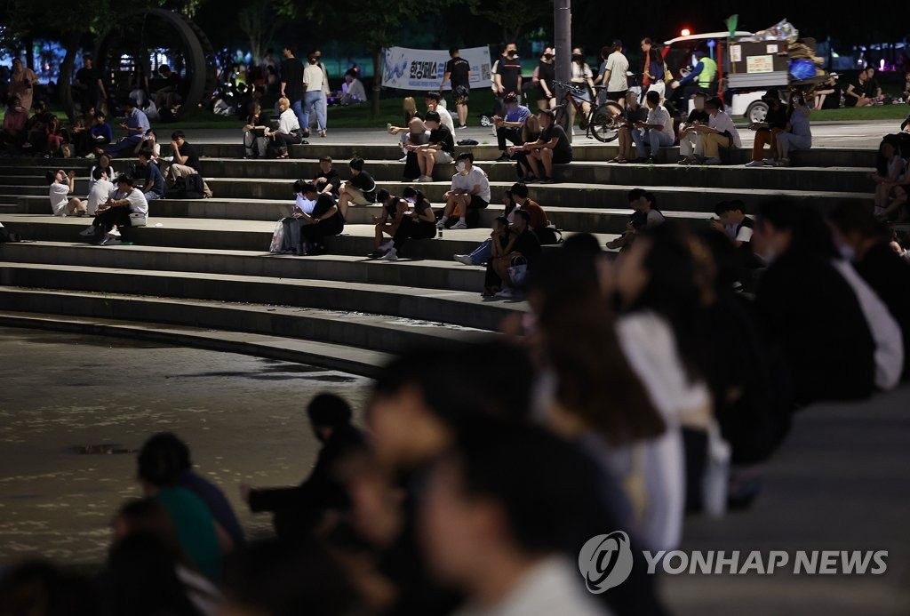 폭염과 열대야가 이어진 지난 8월 4일 오후 서울 반포 한강공원에서 시민들이 더위를 식히고 있다. [연합뉴스 자료사진]