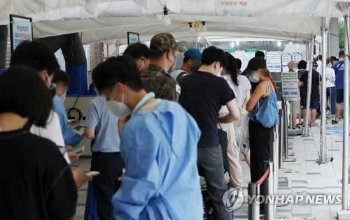 People line up to be tested for COVID-19 at a screening center in Seoul's western ward of Mapo on Aug. 5, 2022. (Yonhap)