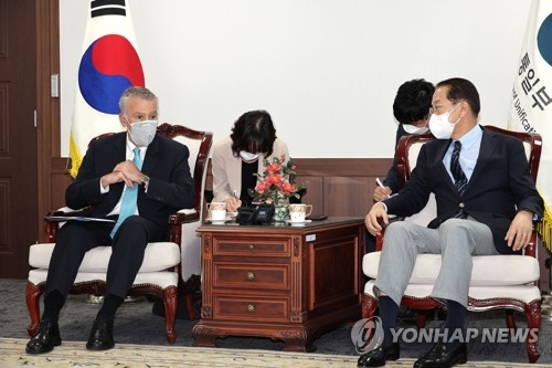 会談する権氏（右）とゴールドバーグ氏＝５日、ソウル（聯合ニュース）