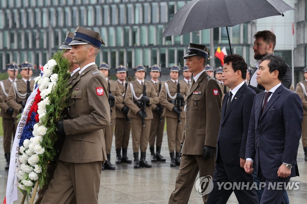 김진표 국회의장, 폴란드 무명용사의 묘 참배