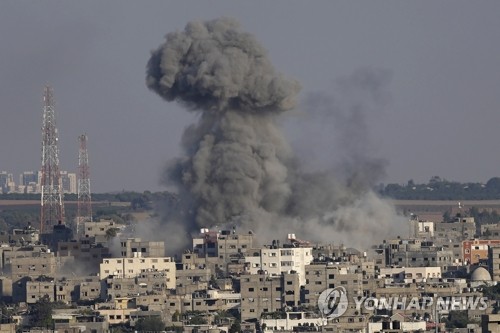 이스라엘군 공습 후 검은 연기 치솟는 가자지구