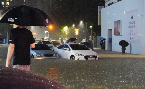 출근길 수도권 등 다시 폭우…내일까지 최대 300mm이상 더