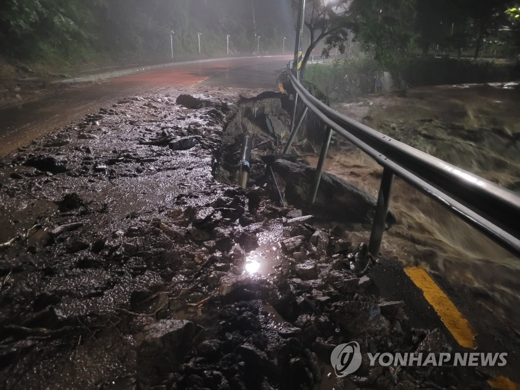 도로 무너진 남한산성 인근