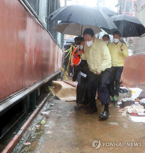 Yoon visits flood-hit area in Seoul