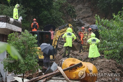 Heavy rain hits central S. Korea