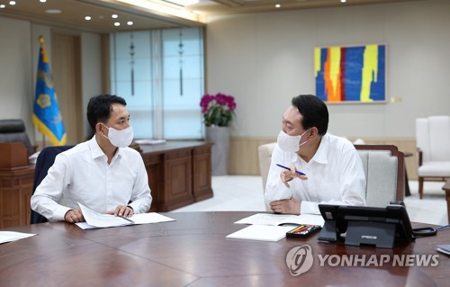 El presidente Yoon con el ministro de Veteranos
