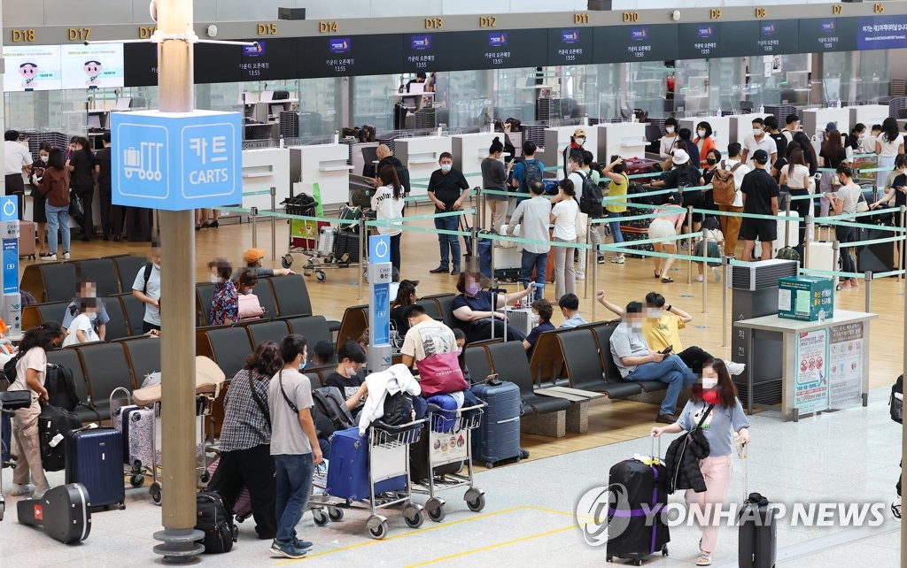 旅行者でにぎわう仁川国際空港（資料写真）＝（聯合ニュース）
