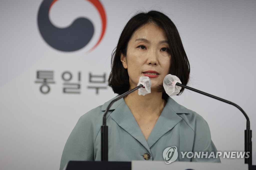 Une porte-parole adjointe du ministère de l'Unification donne un point de presse le jeudi 11 août 2022 au complexe gouvernemental à Séoul. 