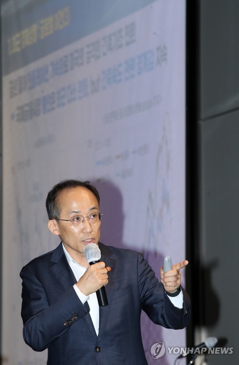 Finance chief at symposium