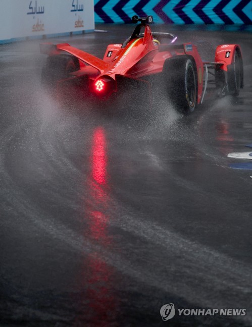Fast cornering in wet Formula E race
