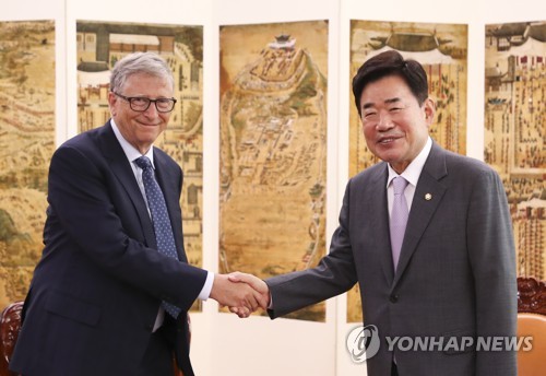 빌 게이츠와 악수하는 김진표 국회의장