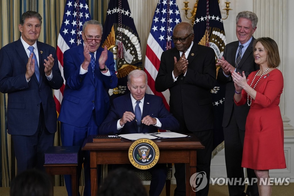 '인플레 감축법' 서명하는 바이든 美 대통령