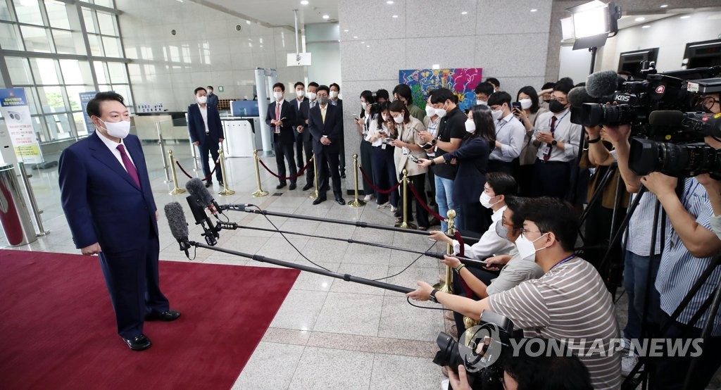President Yoon Suk-yeol takes reporters' questions as he arrives at the presidential office in Seoul on Aug. 18, 2022. (Pool photo) (Yonhap)