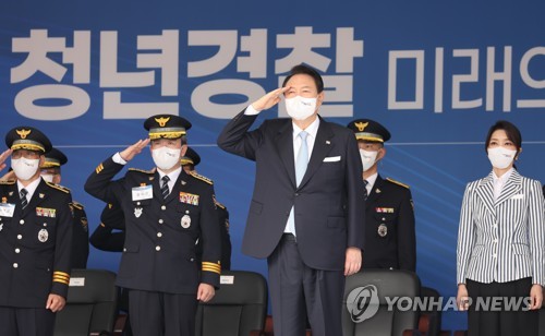 '비경찰대' 힘실은 尹 "낡은관행 결별"…여경 흉장 달아준 김여사(종합2보)