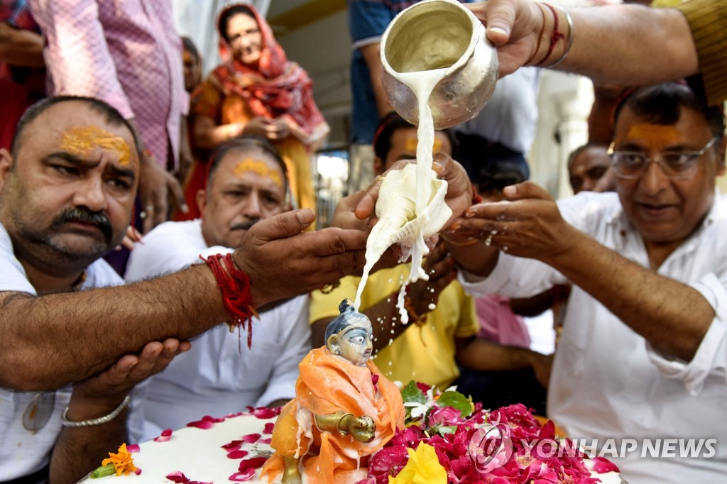 '축제 즐기는 인도인들'…힌두교 신 축일 '크리슈나 잔마슈타미'