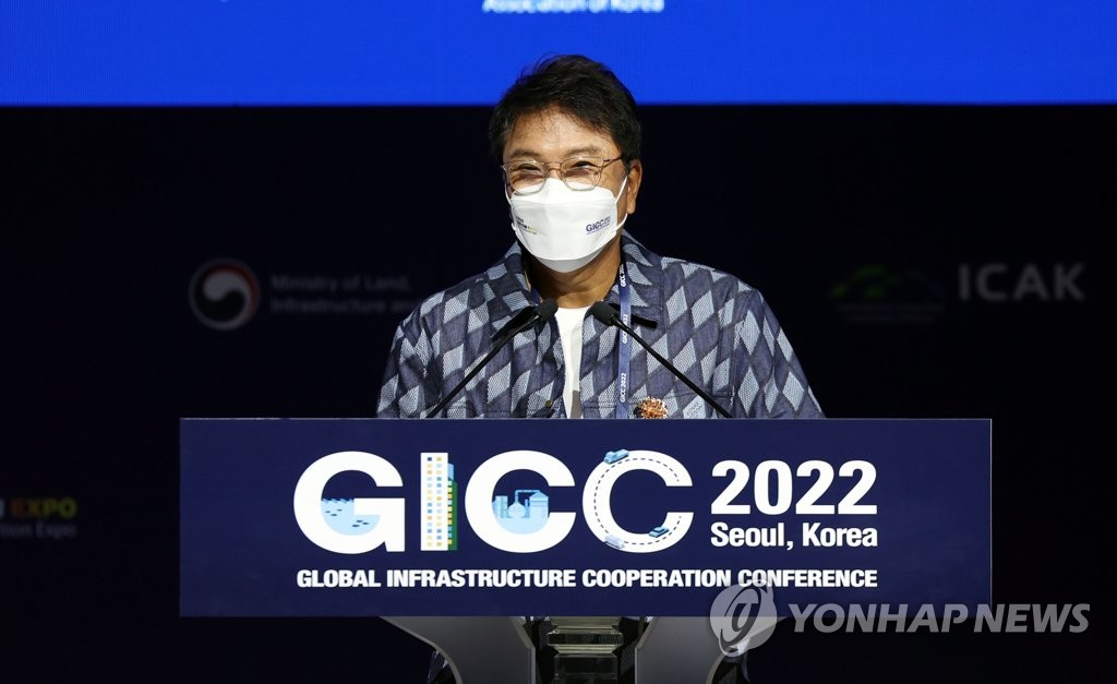 Lee Soo-man, the founder and largest shareholder of SM Entertainment, speaks during the Global Infrastructure Cooperation Conference 2022 at a Seoul hotel on Aug. 30, 2022. (Yonhap)