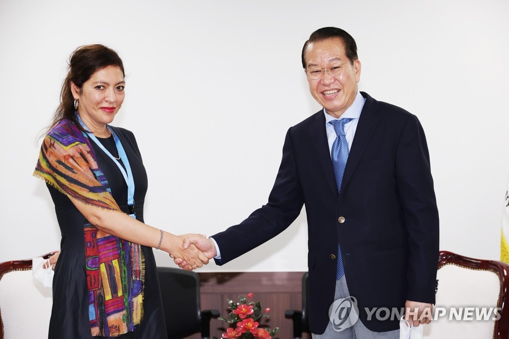 Unification Minister Kwon Young-se (R) poses for a photo with Elizabeth Salmon, the newly appointed U.N. special rapporteur for North Korea's human rights, during their meeting at the government complex in Seoul on Sept. 2, 2022. (Yonhap)