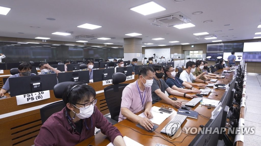 Une équipe de l'Institut coréen de recherche aérospatiale (KARI) lors de la manœuvre de correction de la trajectoire de l'orbiteur lunaire Danuri, le 4 septembre 2022. (Photo fournie par le KARI. Revente et archivage interdits)