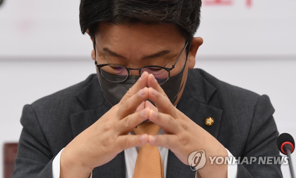 Rep. Kweon Seong-dong, acting chairman and floor leader of the ruling People Power Party, participates in a party meeting at the National Assembly in western Seoul on Sept. 5, 2022. (Pool photo) (Yonhap)