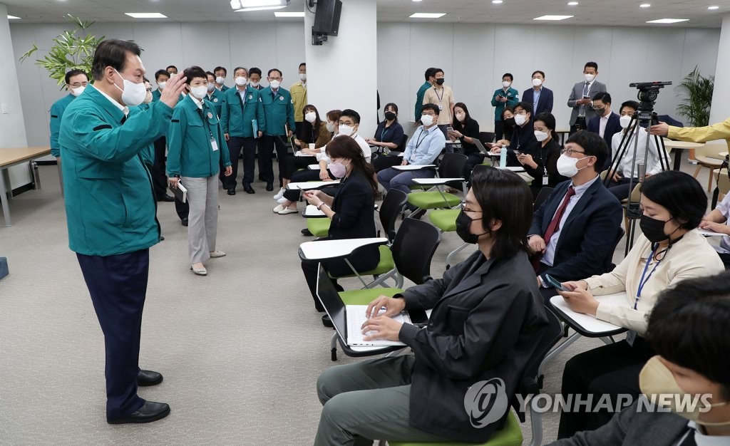President Yoon Suk-yeol talks to reporters in the press lounge of the presidential office in Seoul on Sept. 6, 2022, after staying up overnight to oversee the response to Typhoon Hinnamnor. (Pool photo) (Yonhap) 