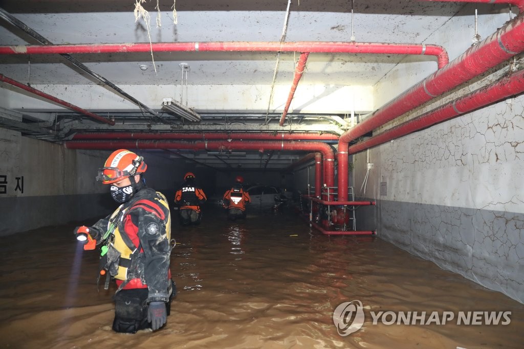 아직 침수된 포항 지하주차장