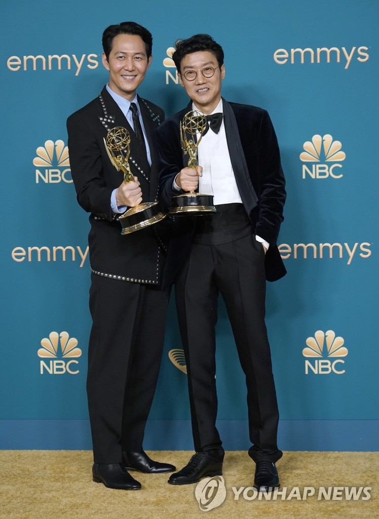 Actor Lee Jung-jae (L) and director Hwang Dong-hyuk pose after winning the awards for best actor and best director, respectively, in a drama series at the Primetime Emmy Awards in Los Angeles on Sept. 12, 2022. (AP-Yonhap)