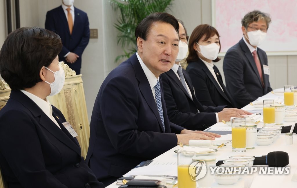 President Yoon Suk-yeol (2nd from L) speaks during a luncheon meeting with the ruling People Power Party's special committee on strengthening the competitiveness of the semiconductor industry at the presidential office in Seoul on Sept. 14, 2022. (Yonhap)
