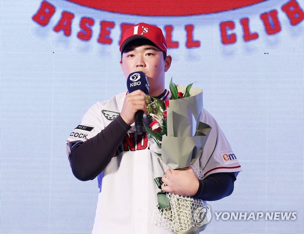 Daegu High School pitcher Lee Rowoon speaks on the stage after being selected fifth overall by the SSG Landers at the Korea Baseball Organization draft at Westin Josun Hotel in Seoul on Sept. 15, 2022. (Yonhap)