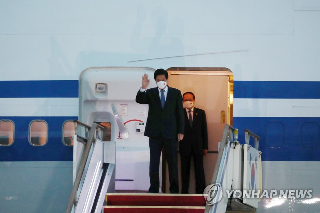 El funcionario número 3 de China y jefe del Comité Permanente de la Asamblea Popular Nacional, Li Zhanshu, saluda a las personas, el 15 de septiembre de 2022, tras su llegada a la Base Aérea de Seúl, en la ciudad de Seongnam, al sur de la capital. (Foto del cuerpo de prensa. Prohibida su reventa y archivo)